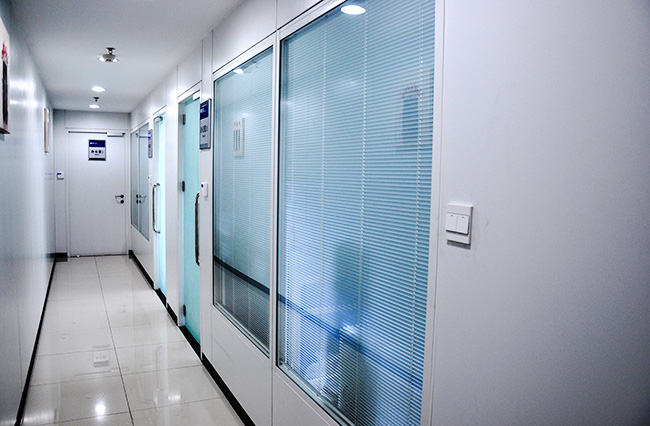 如何選擇醫(yī)用護(hù)墻板，興鐵來教您