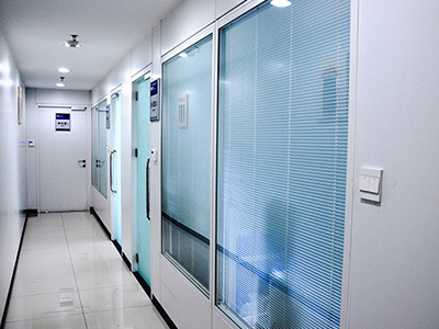 如何選擇醫(yī)用鋼制墻板，興鐵來(lái)教您